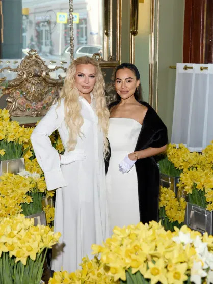 Алёна Ахмадуллина, Наташа Королёва и Алексей Жидковский на масленичных гуляньях 