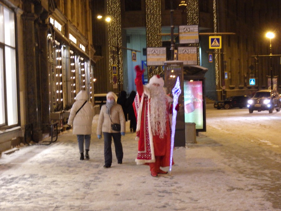 В центре Петербурга в Новогодние праздники... В центре Петербурга в Новогодние праздники... Мужик, новые, слова, после, звезды, болеть, начинали, украшения, отваливаться, Кисти, фотографировать, городу, запечатлели, требовали, отдельно, которые, бросались, Погода, глаза, тепло