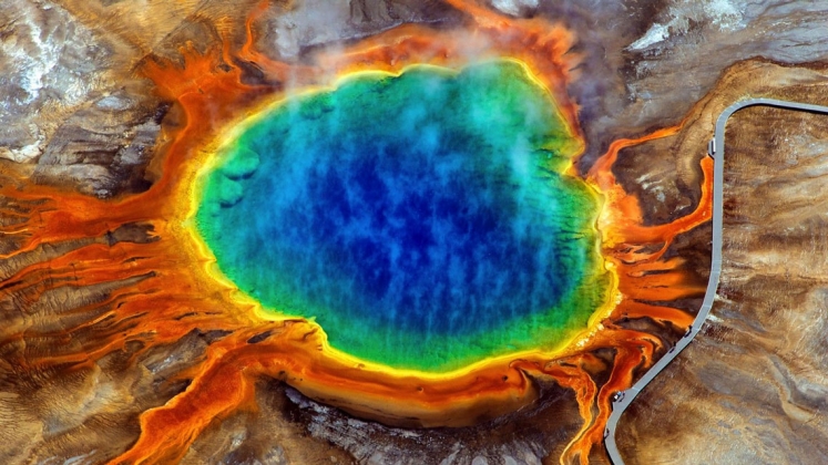 Самая известная достопримечательность Йелоустоуна – Большой призматический источник. Это самый большой в США и третий по размеру в мире геотермальный источник, расположенный в Среднем бассейне гейзеров парка.