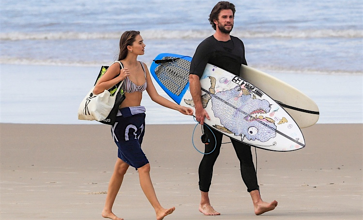 Водные процедуры: Лиам Хемсворт проводит время на пляже с девушкой Габриэллой Брукс и братом Крисом