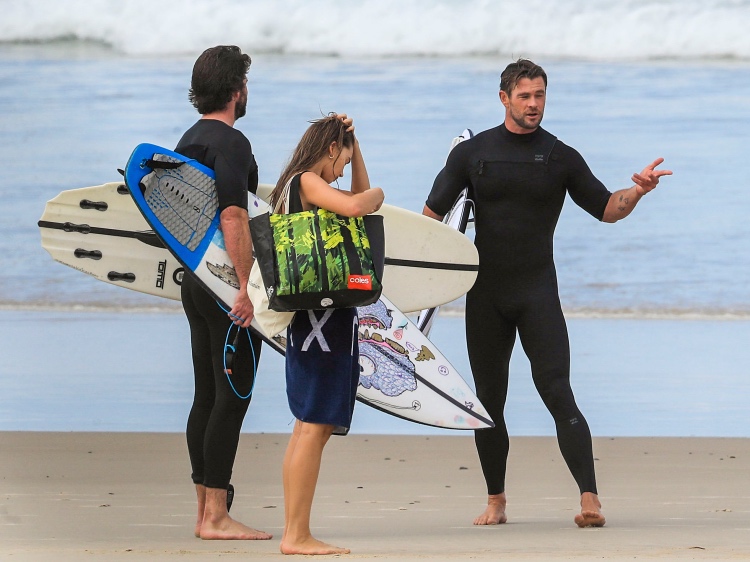 Водные процедуры: Лиам Хемсворт проводит время на пляже с девушкой Габриэллой Брукс и братом Крисом Водные процедуры: Лиам Хемсворт проводит время на пляже с девушкой Габриэллой Брукс и братом Крисом Звезды,Звездные пары