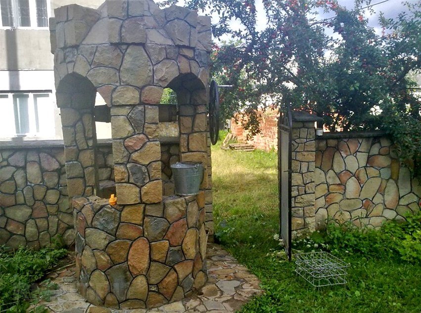 Колодезный домик над источником воды выполняет защитные и&nbsp;декоративные функции.-24