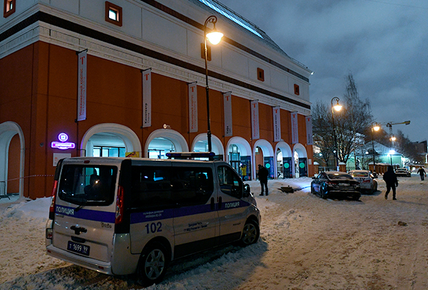 Автомобиль полиции возле Инженерного корпуса Третьяковской галереи