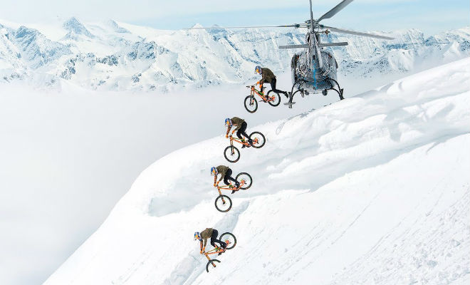 С вертолета на велосипеде. Смельчак поехал вниз с ледника и спуск сняли на видео