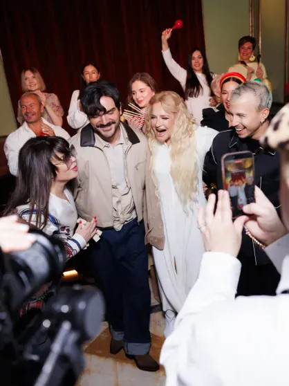 Алёна Ахмадуллина, Наташа Королёва и Алексей Жидковский на масленичных гуляньях 