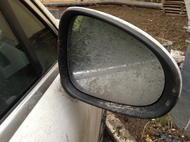 3 способа сделать так, чтобы зимняя слякоть не пачкала боковые зеркала авто