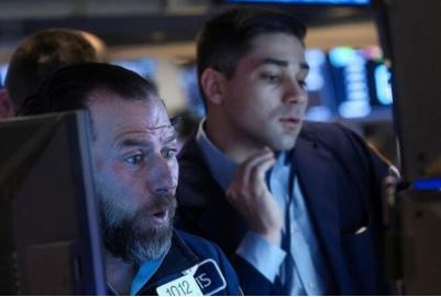 Traders work on the floor of the New York Stock Exchange (NYSE) in New York City, U.S., February 15, 2022. REUTERS/Brendan McDermid
