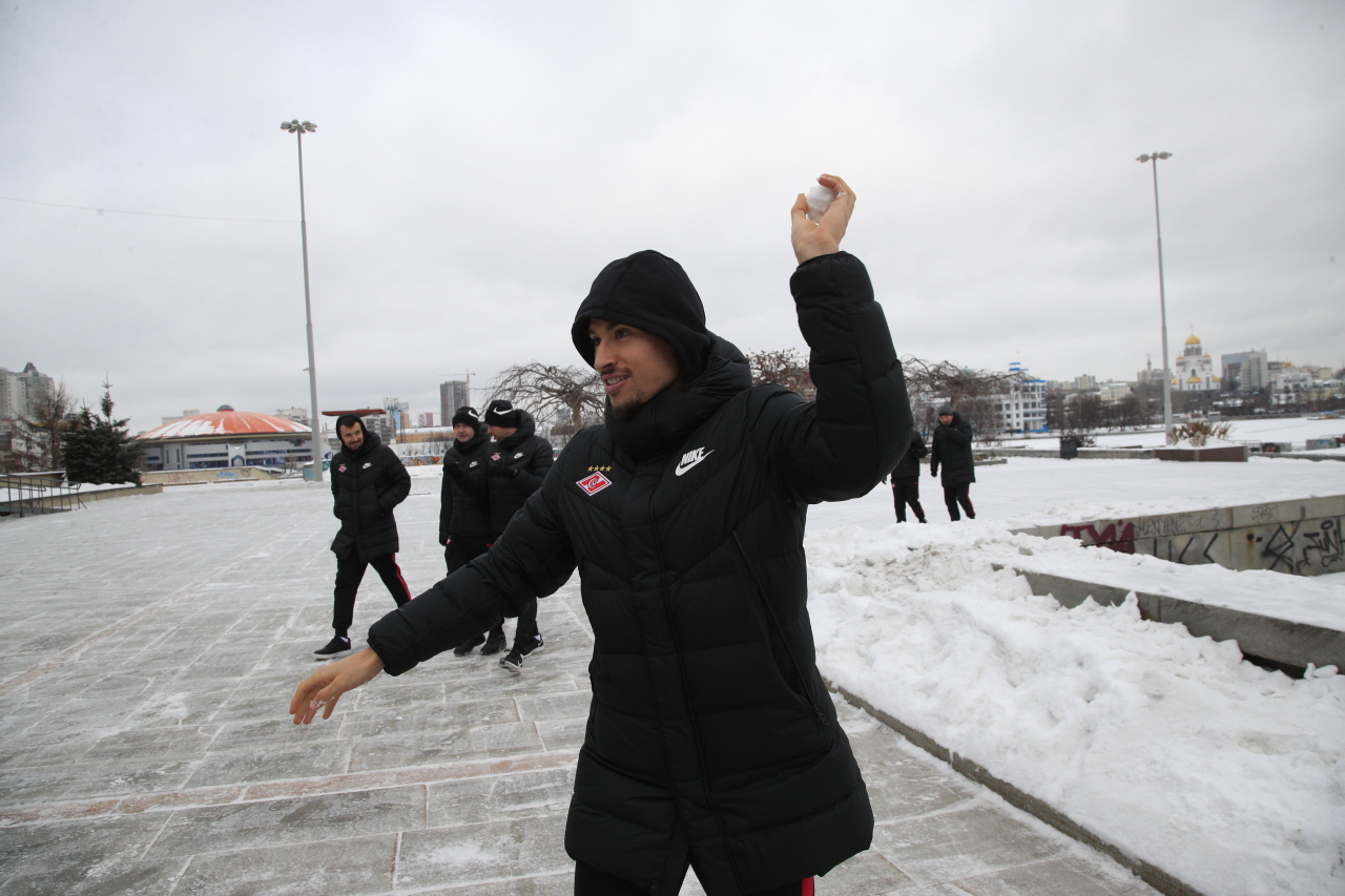 В снежки играешь нахуй надо мем. Мемы про игру в снежки. В снежки играешь нахуй надо мем. В снежки играешь нет почему. В снежки играешь нет почему.