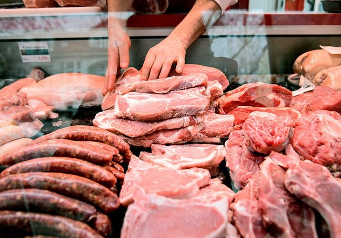 Свежее мясо легко выравнивается, если надавить на него пальцем / Фото: misanec.ru