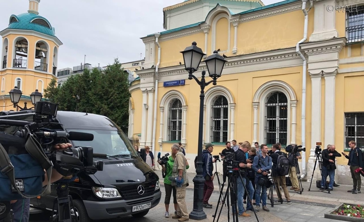 Поп и оскорбленные женщины. Роман Носиков о странностях в работе российских СМИ.