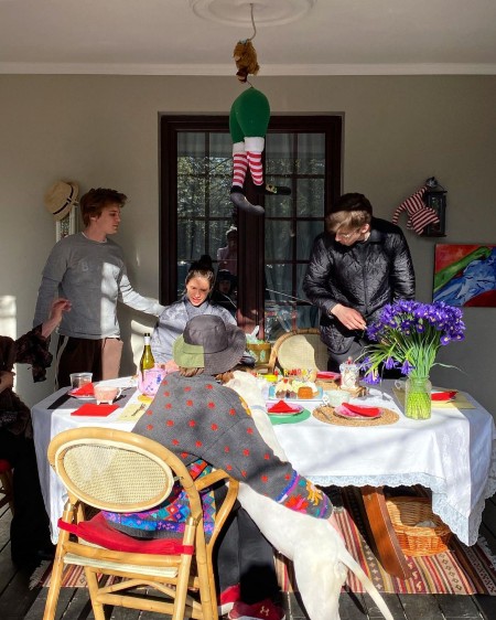 По парам: Иван Янковский и Диана Пожарская, Лиза Янковская и Александр Паль отметили Пасху вместе По парам: Иван Янковский и Диана Пожарская, Лиза Янковская и Александр Паль отметили Пасху вместе Звезды,Звездные пары