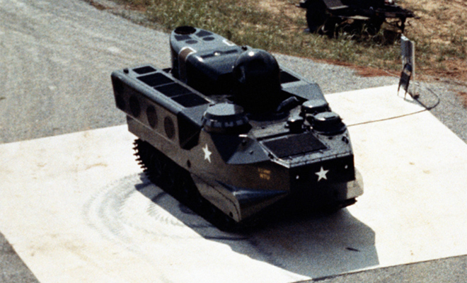 В 1972 году на войну во Вьетнаме тайно доставили лазерный танк и захотели испытать в бою лазер, Вьетнам, назад, джунглях, каждым, деревом, прятаться, меткий, стрелок На, тестовом, полигоне, сбивал, дронымишени, постоянно, перегревался, Мощности, установки, наполненных, хватало, машина