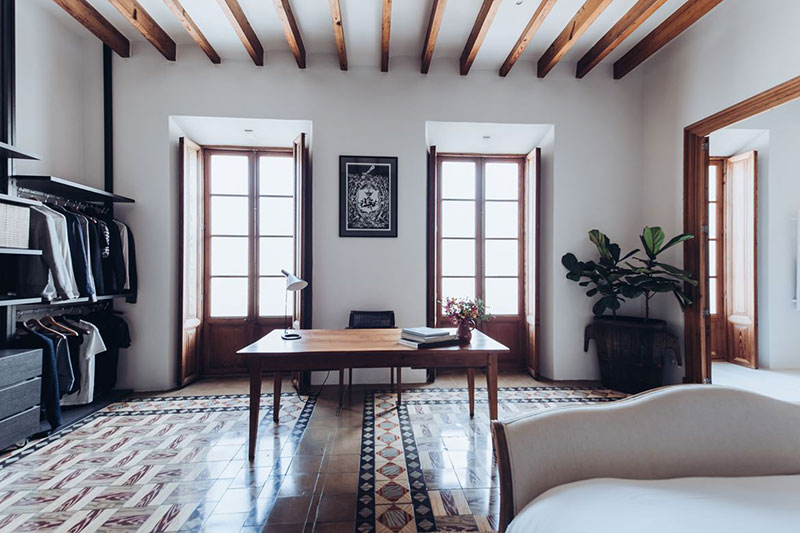 Прекрасный таунхаус на Майорке, который не утратил своего исторического обаяния Прекрасный таунхаус на Майорке, который не утратил своего исторического обаяния бассейн,интерьер и дизайн,Испания,каменный дом,Майорка,средиземноморский стиль,таунхаус