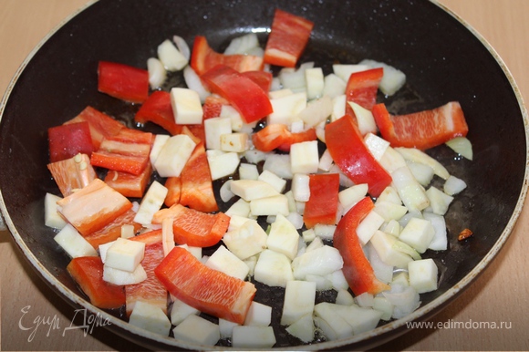 В сковороду, где жарилась курица, выложить нарезанные овощи (кроме чеснока), обжарить 5 — 6 минут. В сковороду, где жарилась курица, выложить нарезанные овощи (кроме чеснока), обжарить 5 — 6 минут.