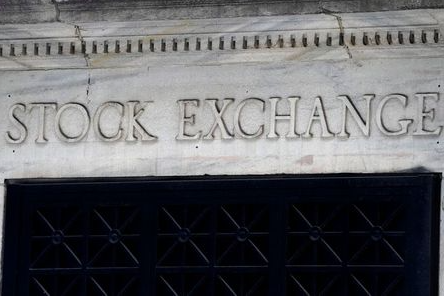 The New York Stock Exchange is pictured amid the coronavirus disease (COVID-19) pandemic in the Manhattan borough of New York City, New York, U.S., April 16, 2021. REUTERS/Carlo Allegri