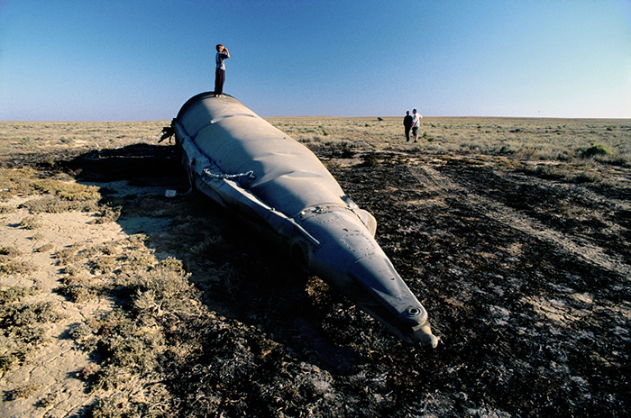 Лежащий в степи обломок ракеты. Фото:  Jonas Bendiksen.