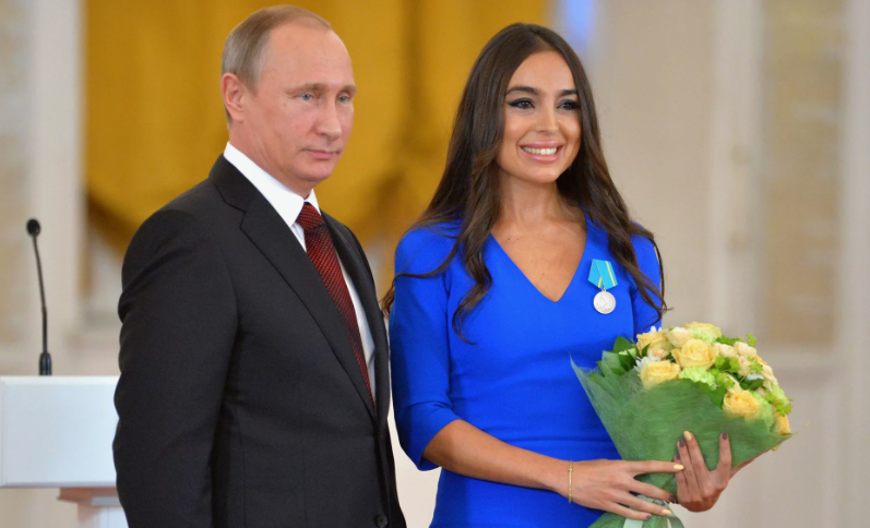 Путин вручает Алиевой медаль в области содействия развитию культурного обмена между Россией и Азербайджаном