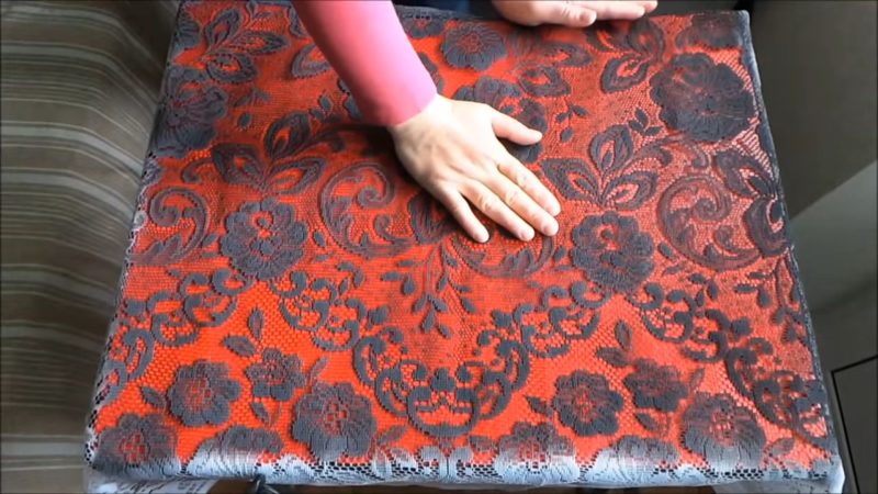 Мастерица покрасила стол и сделала невероятный узор с помощью самых простых материалов 