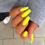 Лимонный жёлтый оттенок на ногтях