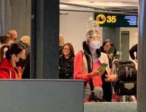 Напуганные пассажиры надевают на головы пакеты и пластиковые бутыли, чтобы защититься от коронавируса коронавирус,путешествия,туризм,эпидемия