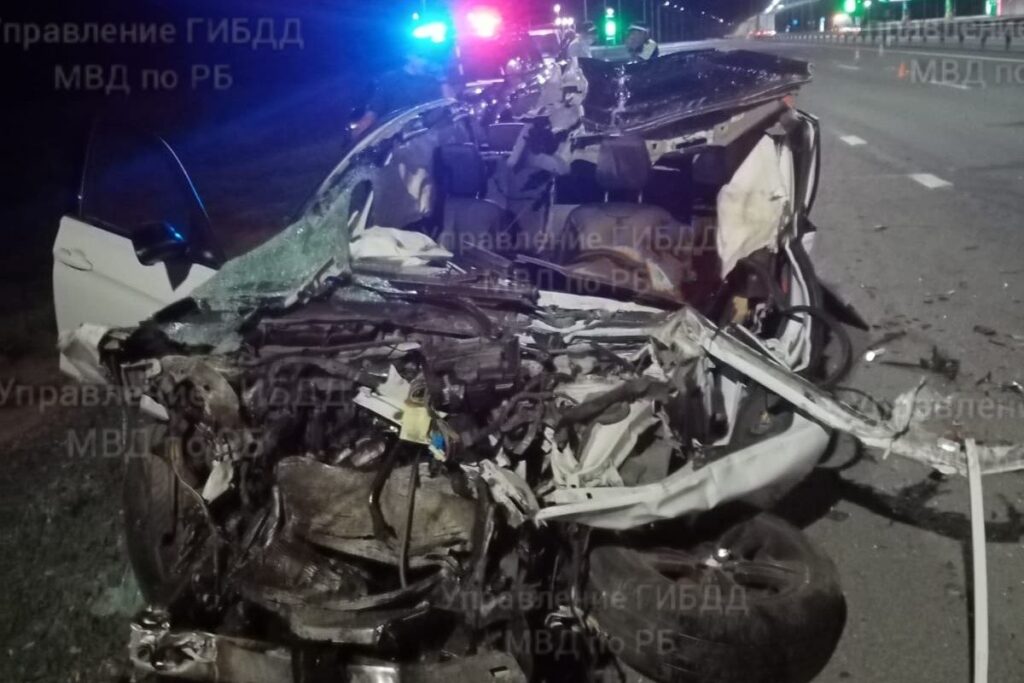 Автоледи погибла за рулём БМВ, врезавшись на скорости в грузовик в Башкирии
