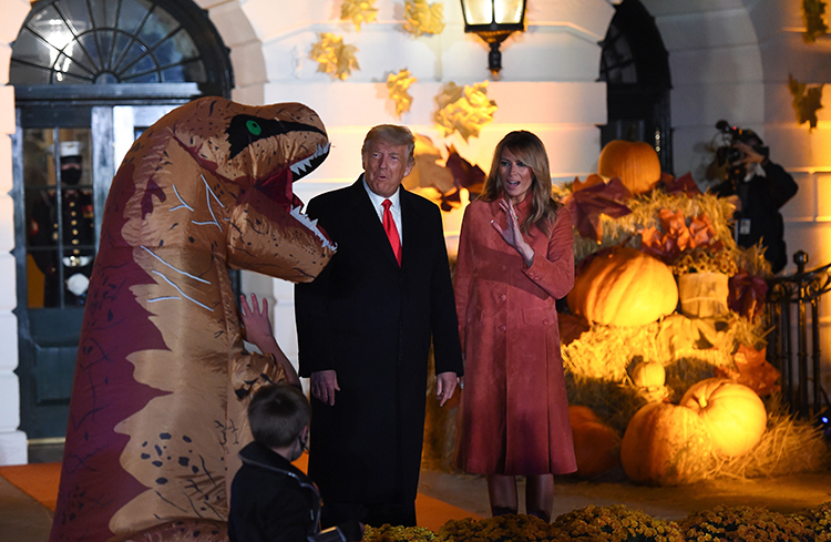 Страшно красиво: Дональд и Мелания Трамп отпраздновали Хэллоуин в Белом доме Страшно красиво: Дональд и Мелания Трамп отпраздновали Хэллоуин в Белом доме Звезды,Новости о звездах