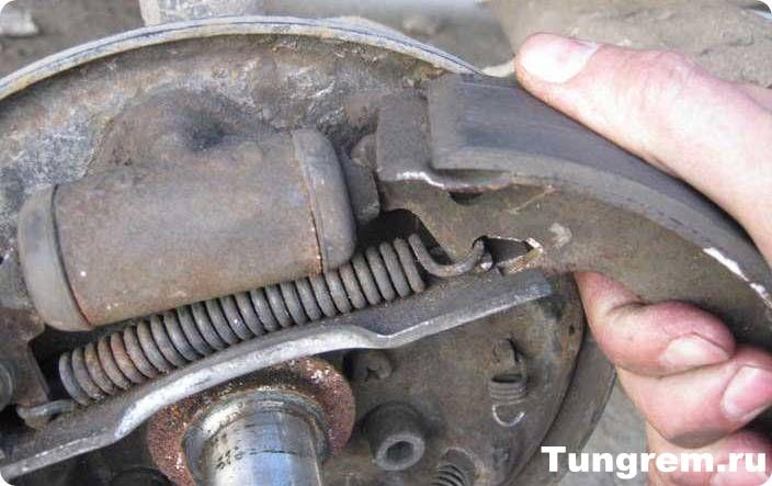 Замена задних тормозных колодок на LADA KALINA
