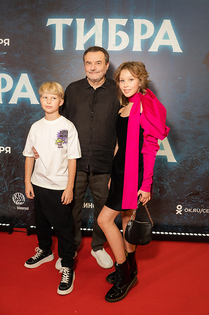 Юлия Пересильд и Алексей Учитель поддержали старшую дочь на премьере ее дебютного  фильма "Тибра" Звездные дети