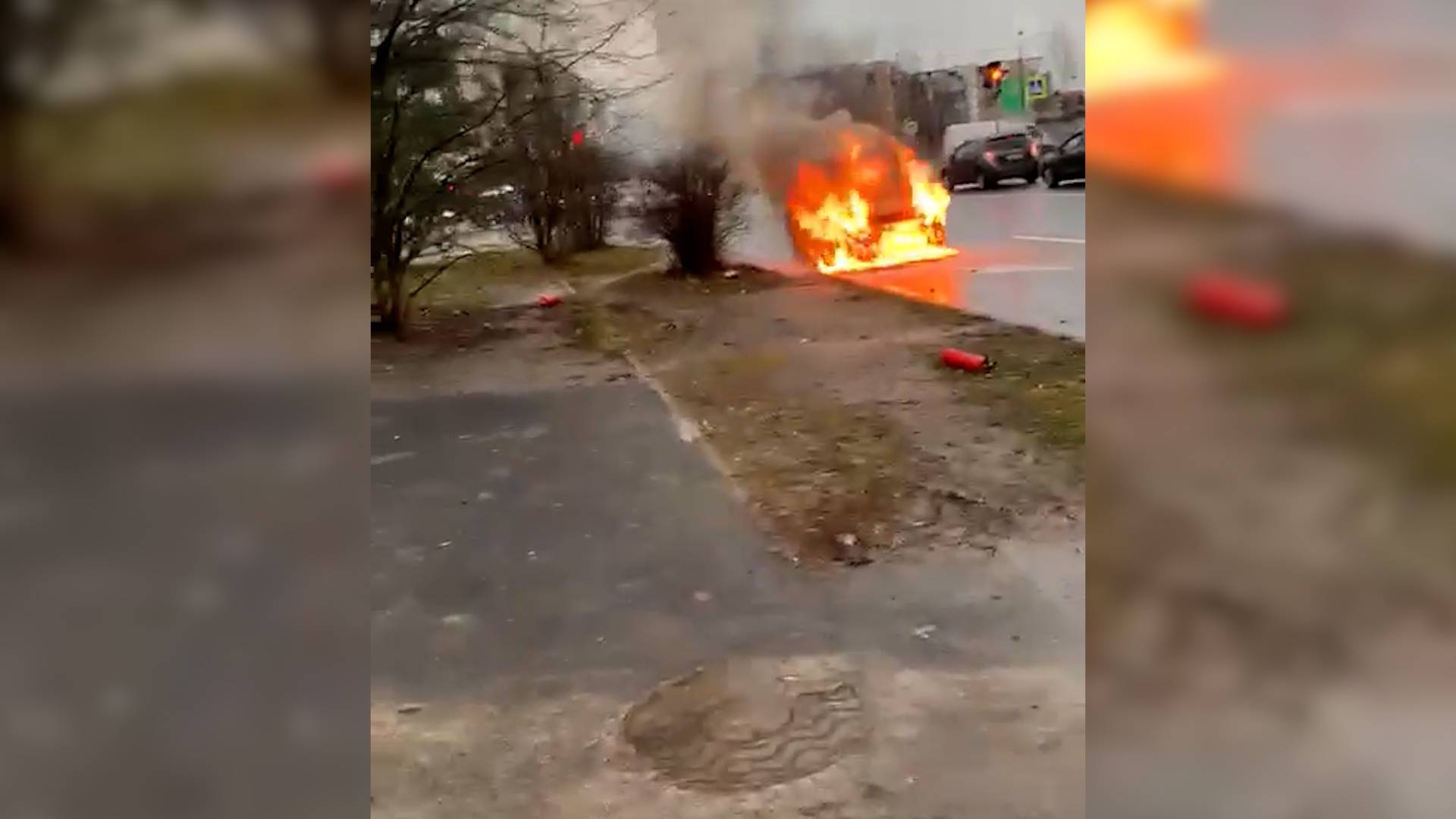 Машина в Петербурге сгорела по неизвестной причине Происшествия
