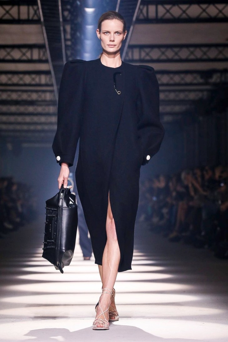20 изящных образов в новой теплой коллекции Givenchy очень, коллекция, коллекции, самых, Парижская, четко, через, самовыражающейся, образа, своего, созданию, внимательно, гардероб, относящейся, характером, утонченный, женственный, выглядит, перфоманса, искусством