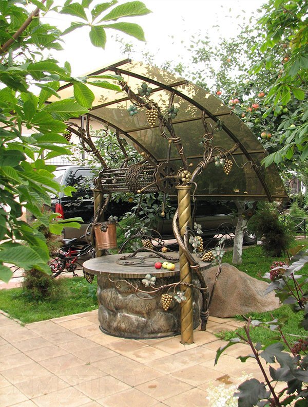 Колодезный домик над источником воды выполняет защитные и&nbsp;декоративные функции.-21