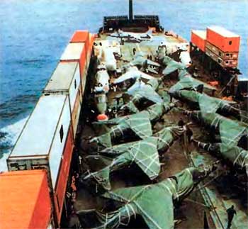 Укутанные в брезент «Харриеры» и «Си Харриеры» стоят на палубе корабля «Атлантик Конвейер». 