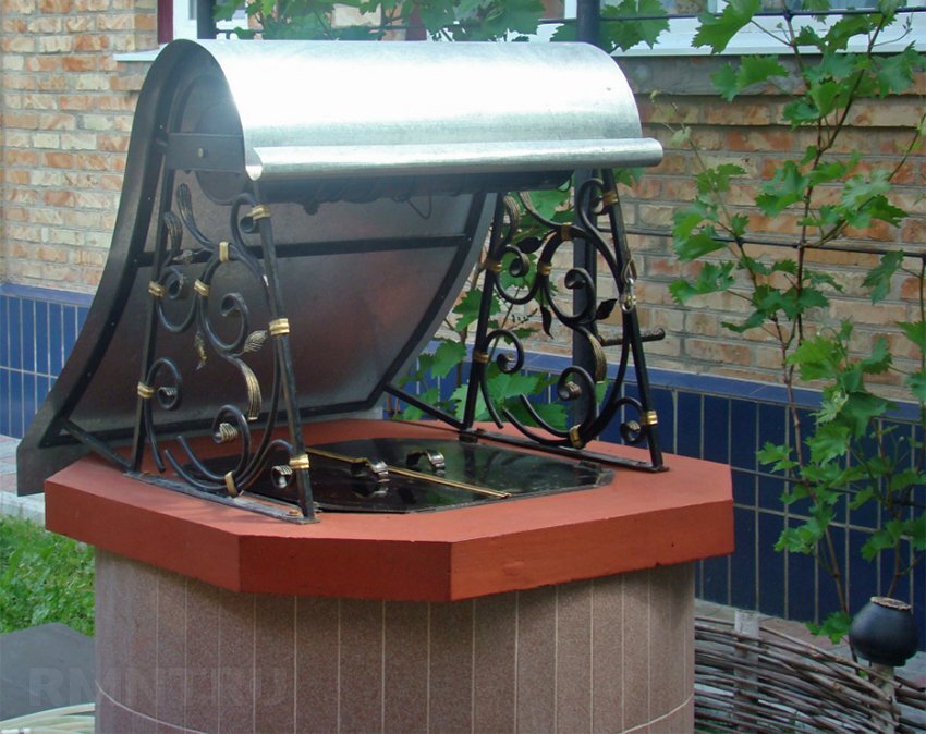 Колодезный домик над источником воды выполняет защитные и&nbsp;декоративные функции.-18