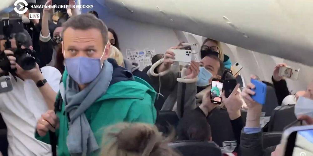Общение с душой навального. Навальный 2021. Арест Навального 2021 в аэропорту. Навальный прилетел в Москву.