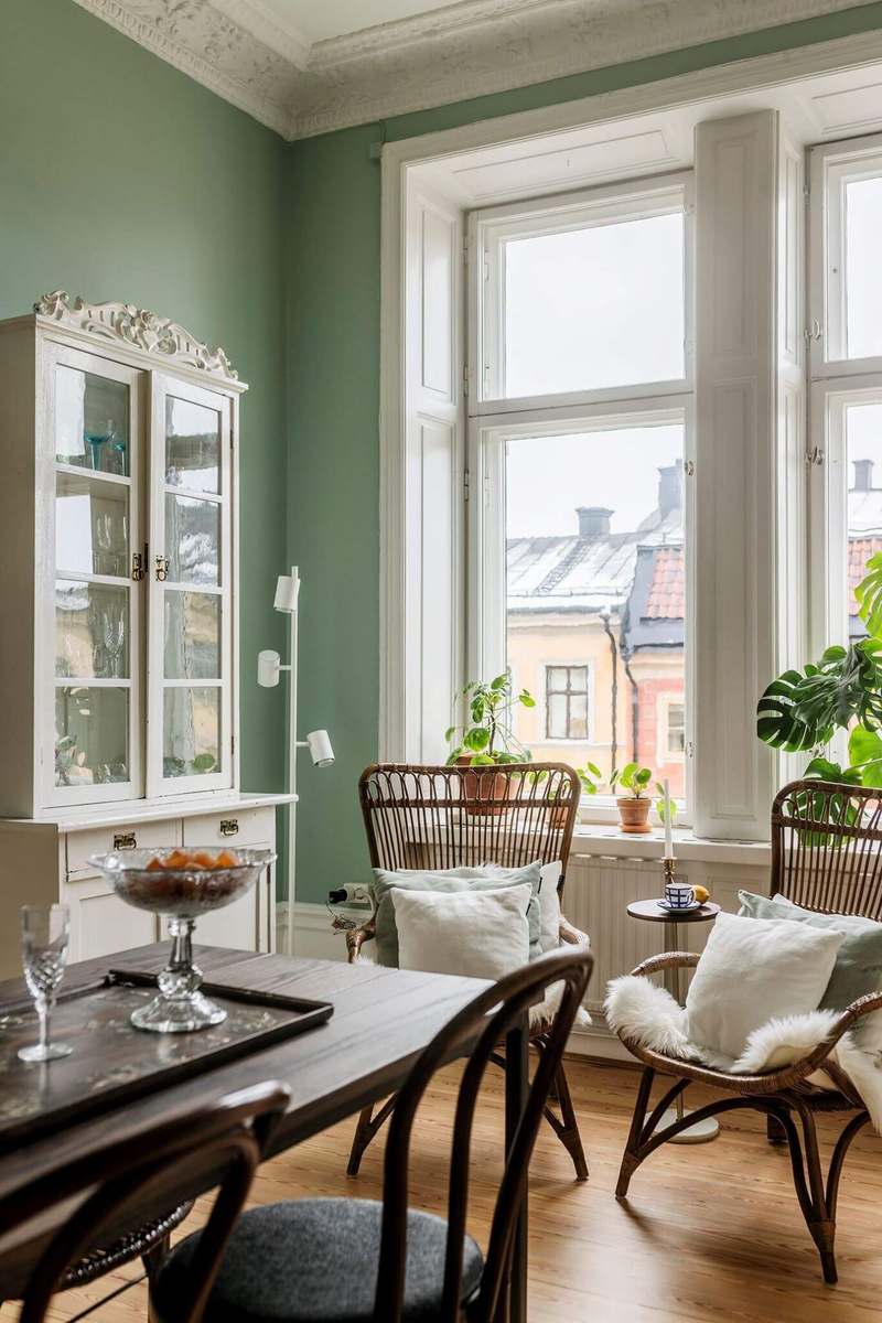  Всем привет! Сегодня мы с вами заглянем в гости в шведскую квартиру в историческом доме с высокими потолками.-4