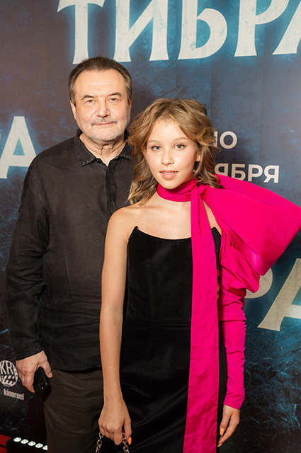 Юлия Пересильд и Алексей Учитель поддержали старшую дочь на премьере ее дебютного  фильма "Тибра" Звездные дети