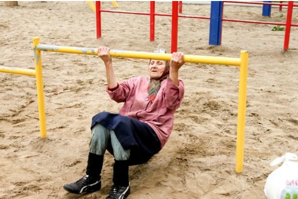 72-летняя старушка на спортивной площадке. У любителей воркаута челюсти отпали!