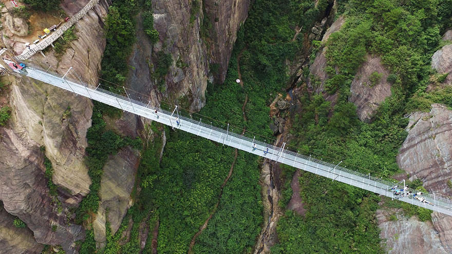 В Китае открылся прозрачный мост почти 200 метров высотой