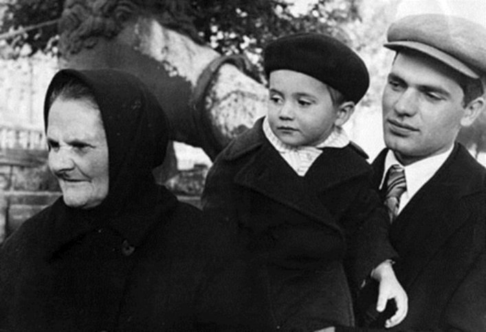 Константин Степанович Кузаков с матерью и сыном - внуком Сталина