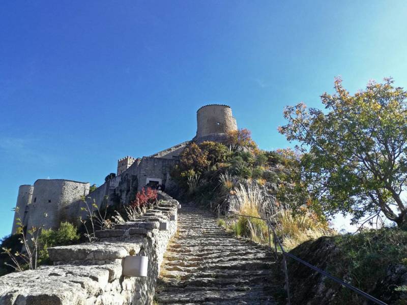 Роккаскаленья: замок на краю скалы история