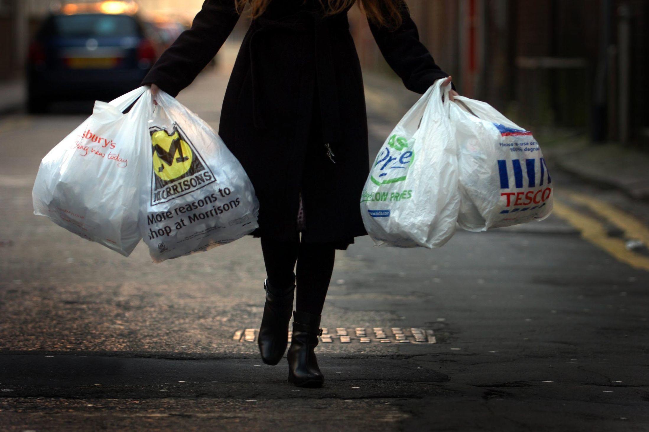 Случайный пакет. Тяжелые сумки с продуктами. Женщина с пакетами продуктов. Женщина несет пакеты с продуктами. Человек пакет.