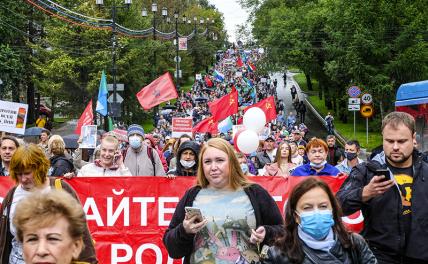 На фото: жители города на несогласованной акции в поддержку бывшего губернатора Хабаровского края Сергея Фургала, который был задержан по делу об организации убийств и попытки убийства