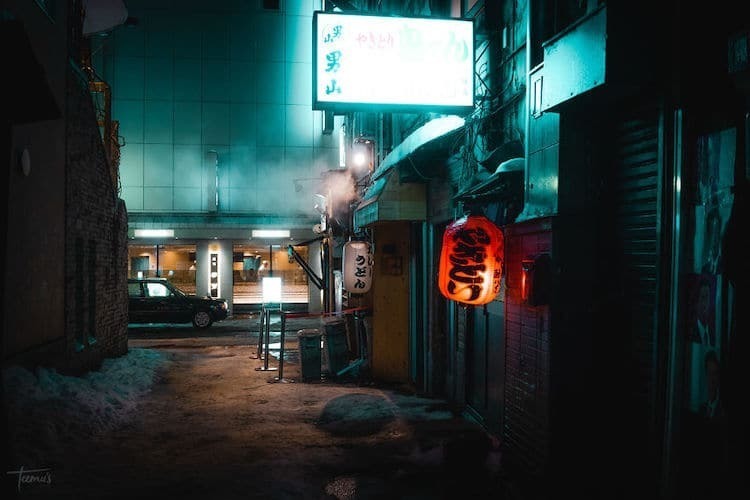 Фотограф гуляет по заснеженным улицам Японии, снимая сказочные сцены
