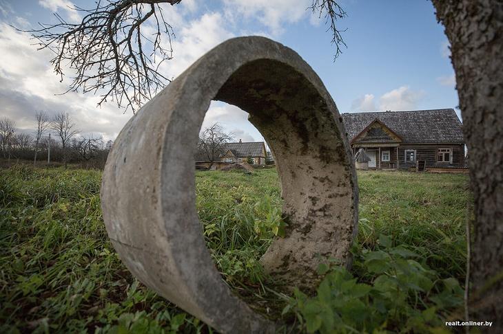 «Вложил сюда все свои сбережения». Как один человек возрождает деревню на Голубых озерах 