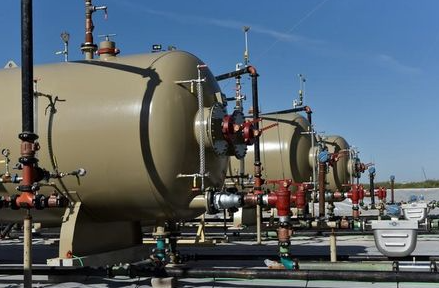 A brand new oil production facility owned by Oasis Petroleum in the Permian Basin oil and natural gas production area near Wink, Texas U.S. August 22, 2018. Picture taken August 22, 2018. REUTERS/Nick Oxford