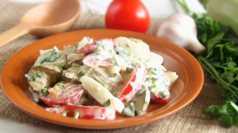 Оригинальный салат с жареными кабачками: сытный и очень вкусный