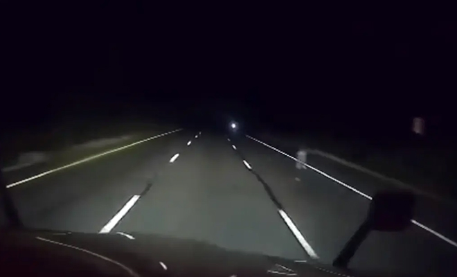Дальнобойщик остановился и стал снимать на камеру прозрачную фигуру, шагающую к нему с обочины дороги: видео