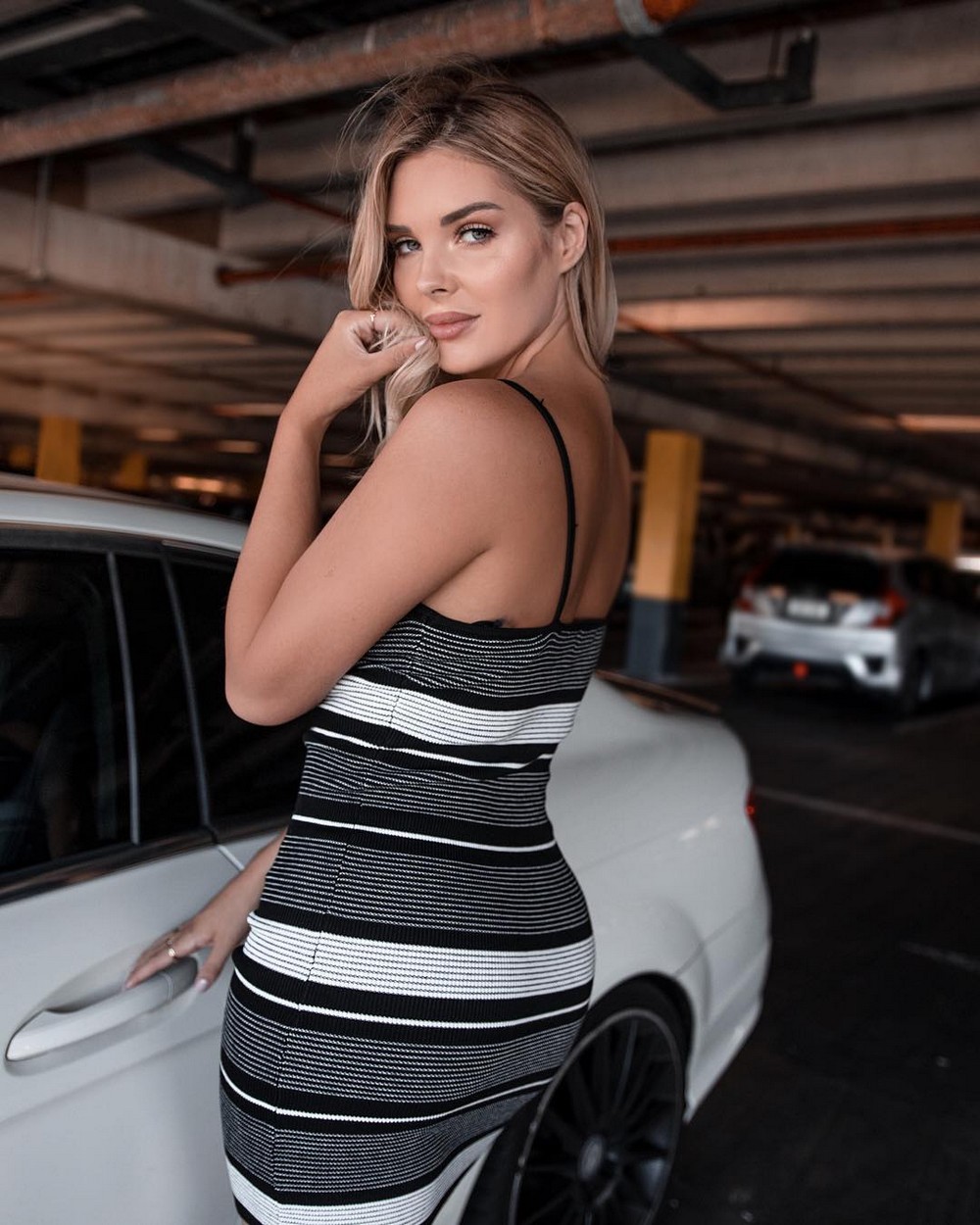 Красота в обтягивающих платьях 