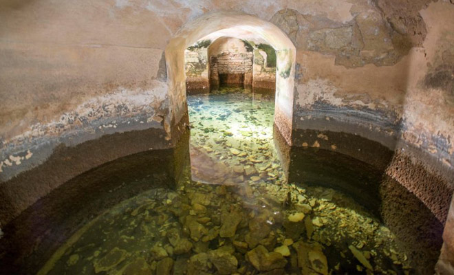 Рабочие осушили озеро для чистки и случайно нашли вход в подземелье, которое было под водой более 250 лет