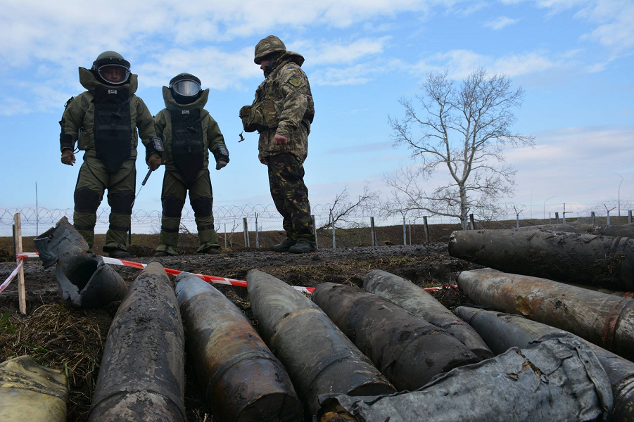 Саперы обезвреживают боеприпасы после пожара на военных складах в Балаклее.png